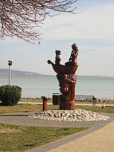 Holzschnitzerei Statue am Helikon-Strand - Entdeckung