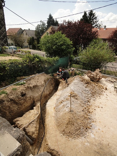 Der Installateur schließt die neue Wasserleitung an