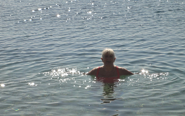 Urlaub am Meer - Frauchen schwimmt ne' Runde