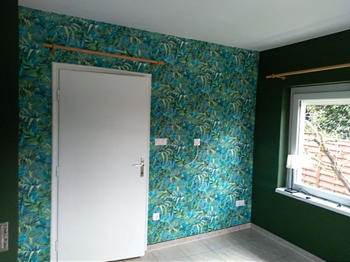 Und so sieht die fertig tapezierte Wand aus...